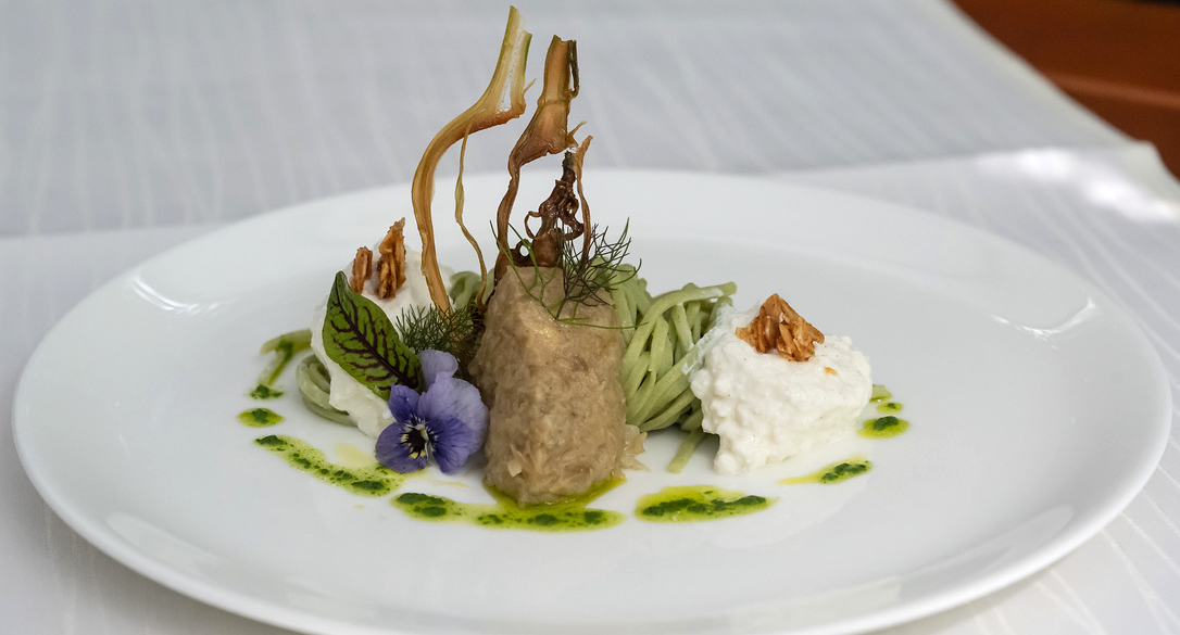Appetitlich dekoriert mit Fenchelgrün und essbaren Blüten: Pasta von Astrid Kuth