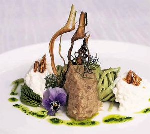 Appetitlich dekoriert mit Fenchelgrün und essbaren Blüten: Pasta von Astrid Kuth