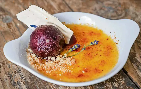 creme brulee mit blaubeer sorbet